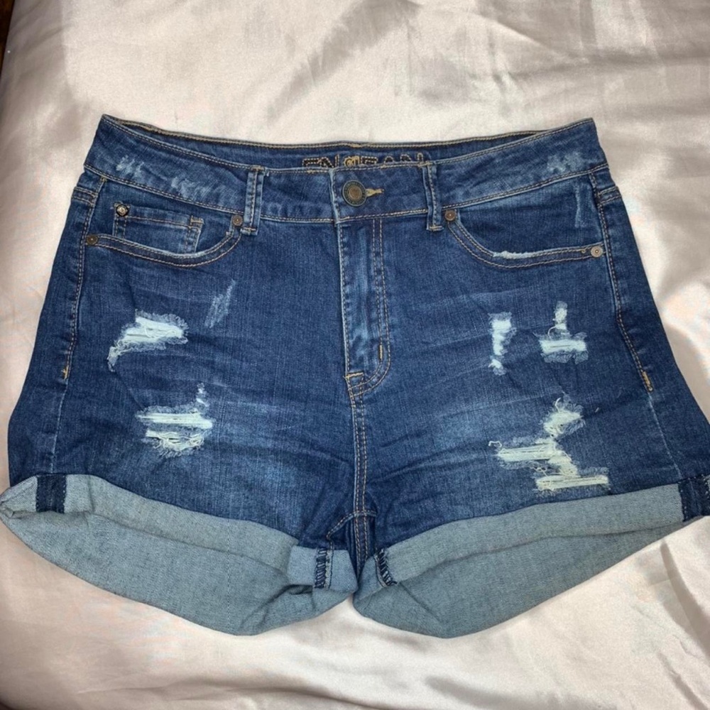 Dark-Wash Ripped Denim Shorts 👖